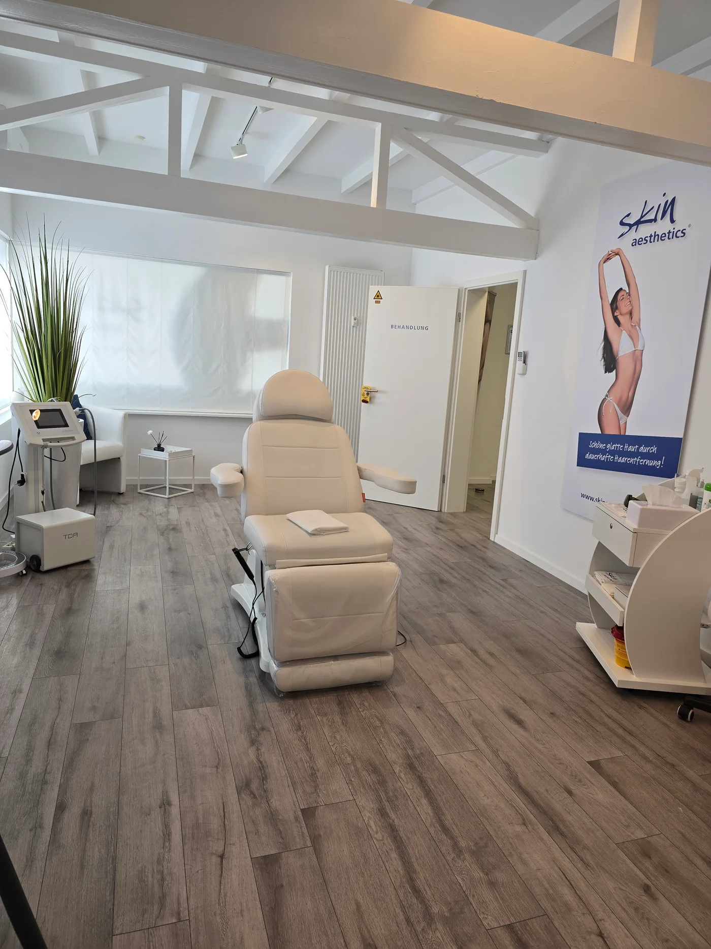 Moderner Behandlungsraum bei Skin Aesthetics