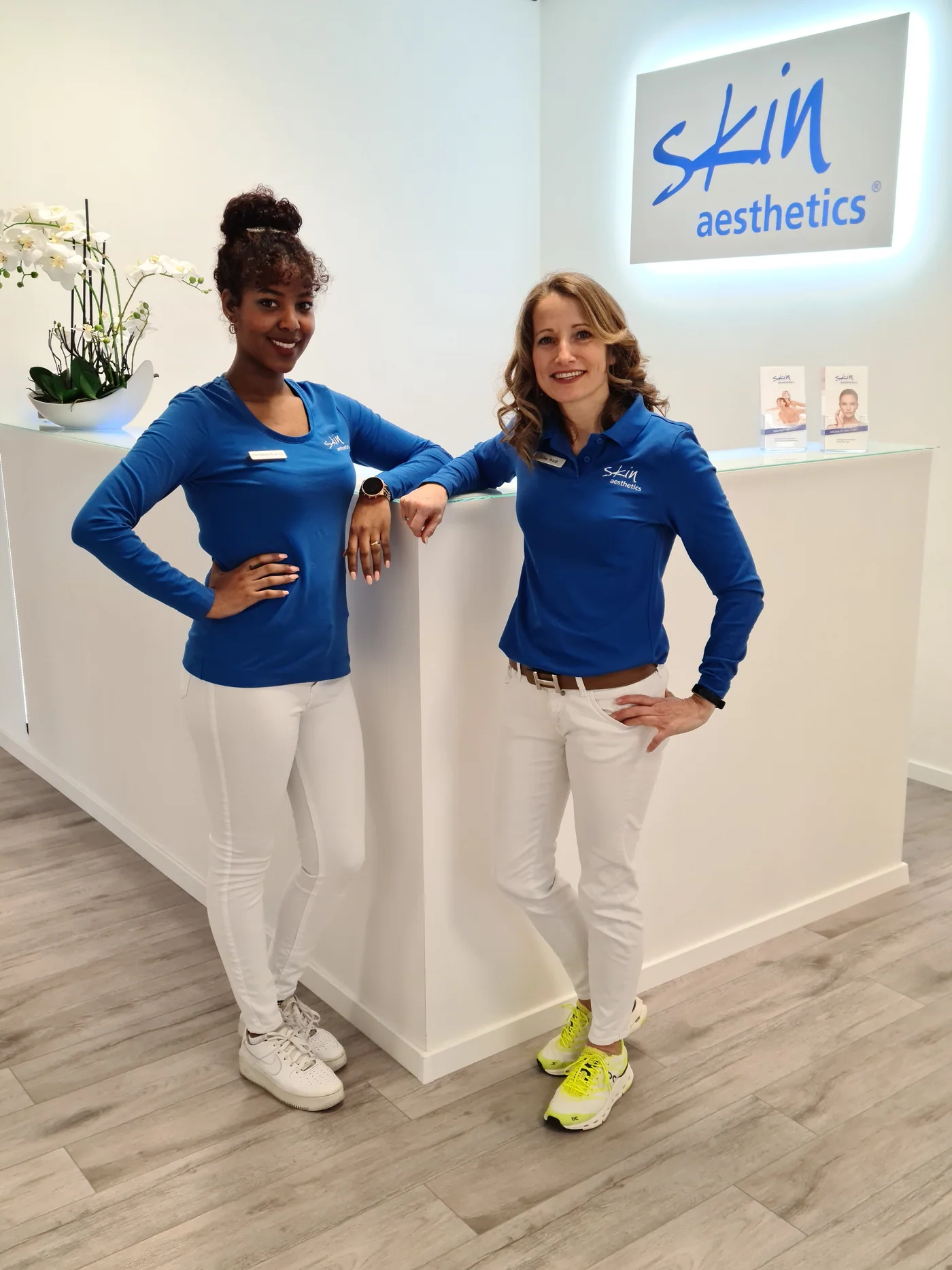 Silke Weiß am Empfangstresen von Skin Aesthetics